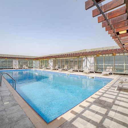 Platinum Coast Hotel Apartments Fujairah Exterior photo Swimming pool at the hotel