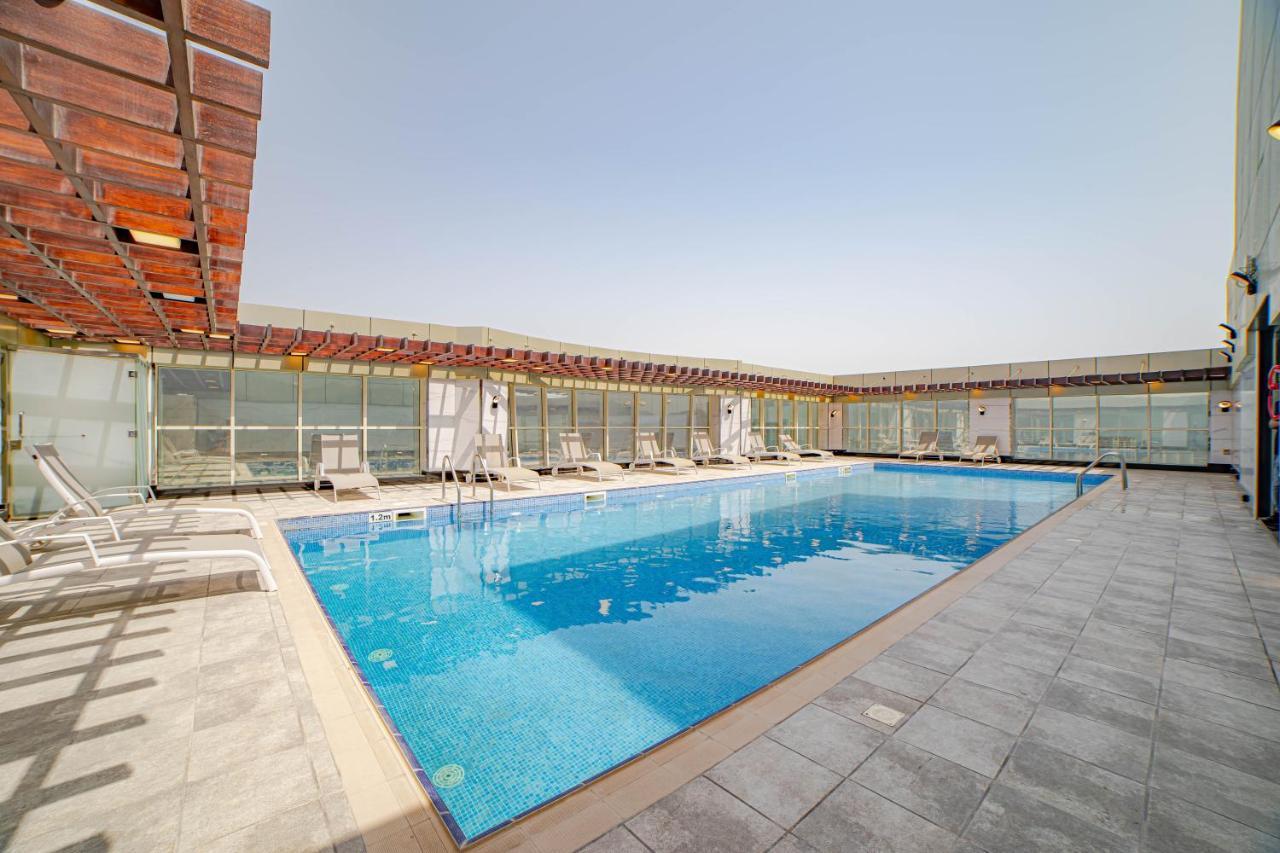 Platinum Coast Hotel Apartments Fujairah Exterior photo The swimming pool at the hotel
