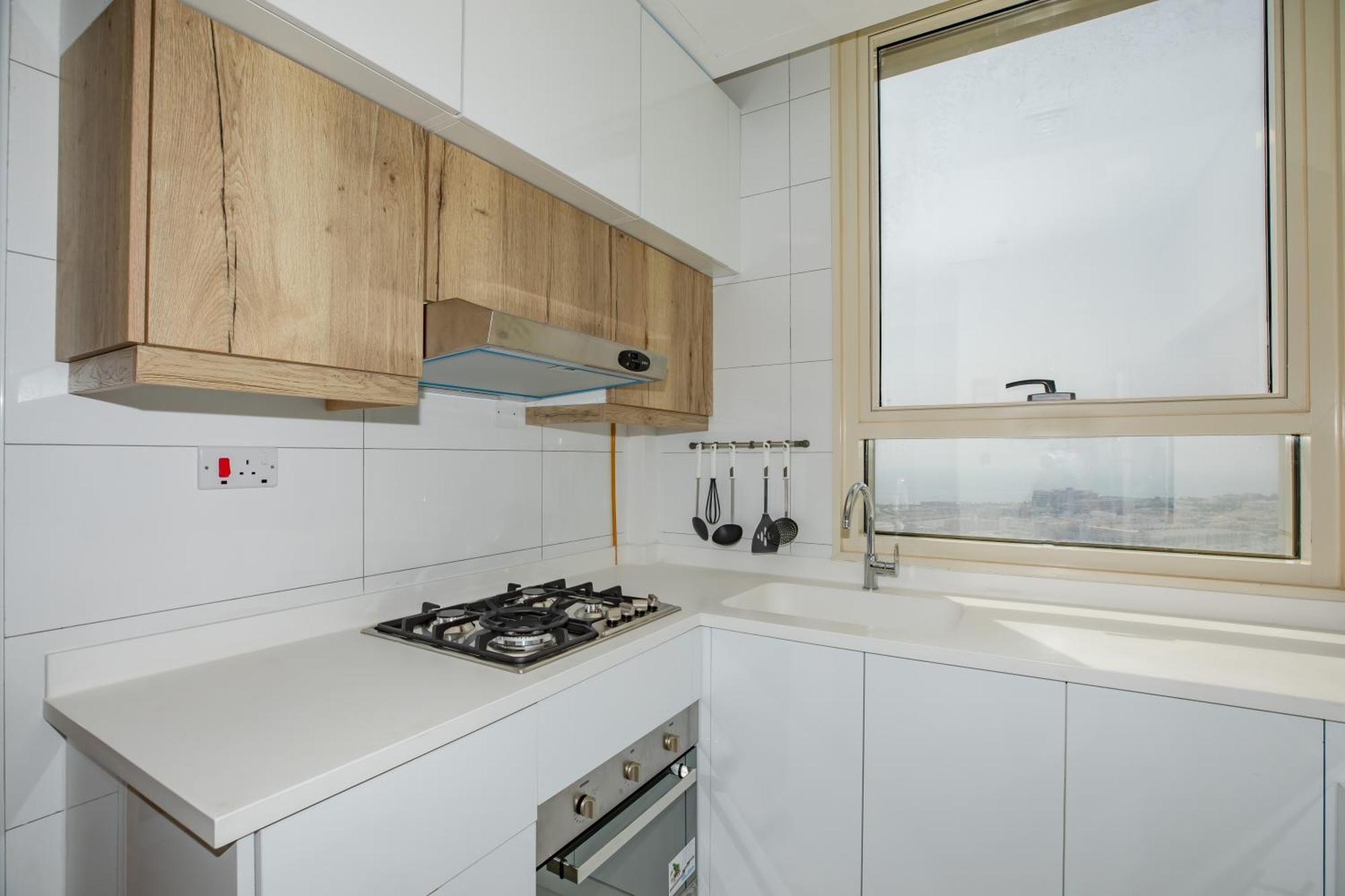 Platinum Coast Hotel Apartments Fujairah Room photo A modern kitchen